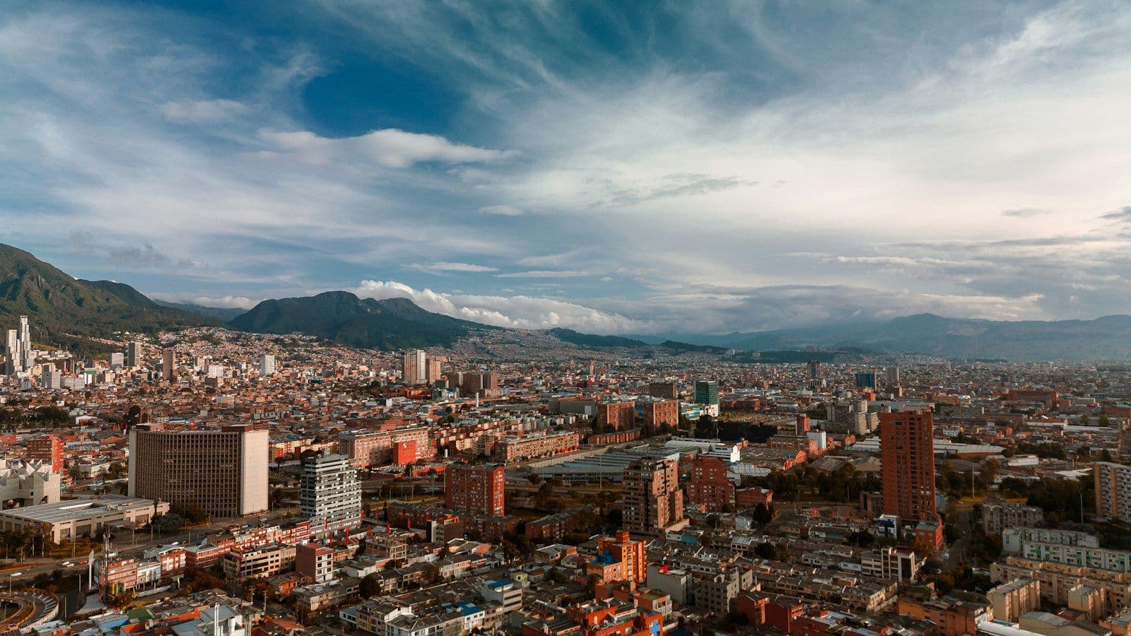 Vista aérea de Bogotá con los cerros al fondo